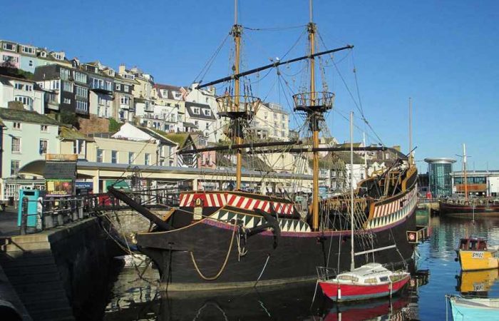 The_Golden_Hind_Brixham-700x450